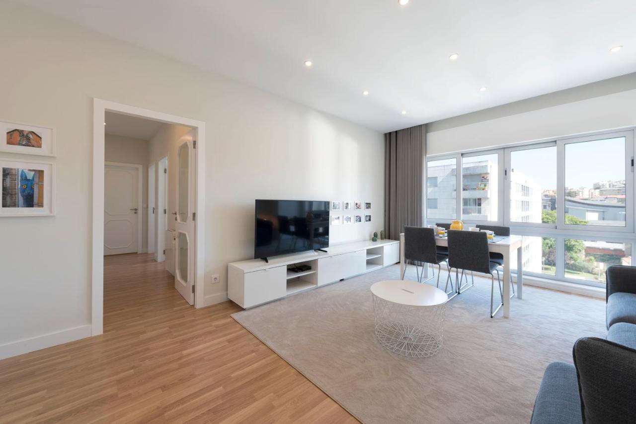 Lovelystay - Downtown Modern 2Br Flat With Free Parking Порто Екстериор снимка