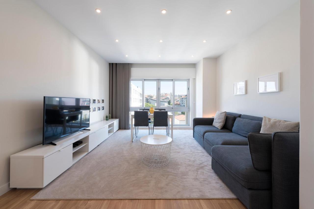 Lovelystay - Downtown Modern 2Br Flat With Free Parking Порто Екстериор снимка